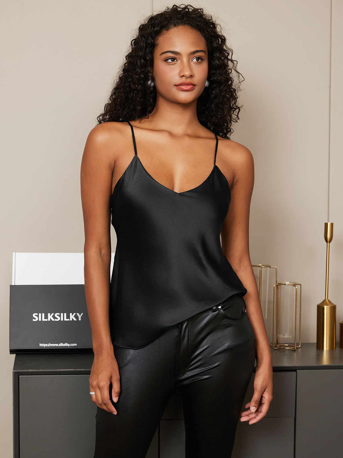 Luxe Canottiera in Seta con Spalline Sottili per un Look Sensuale