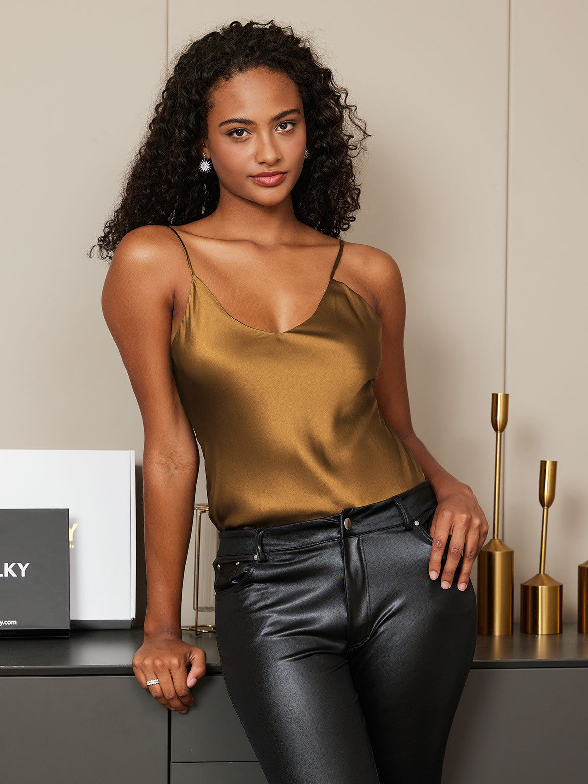 Luxe Canottiera in Seta con Spalline Sottili per un Look Sensuale