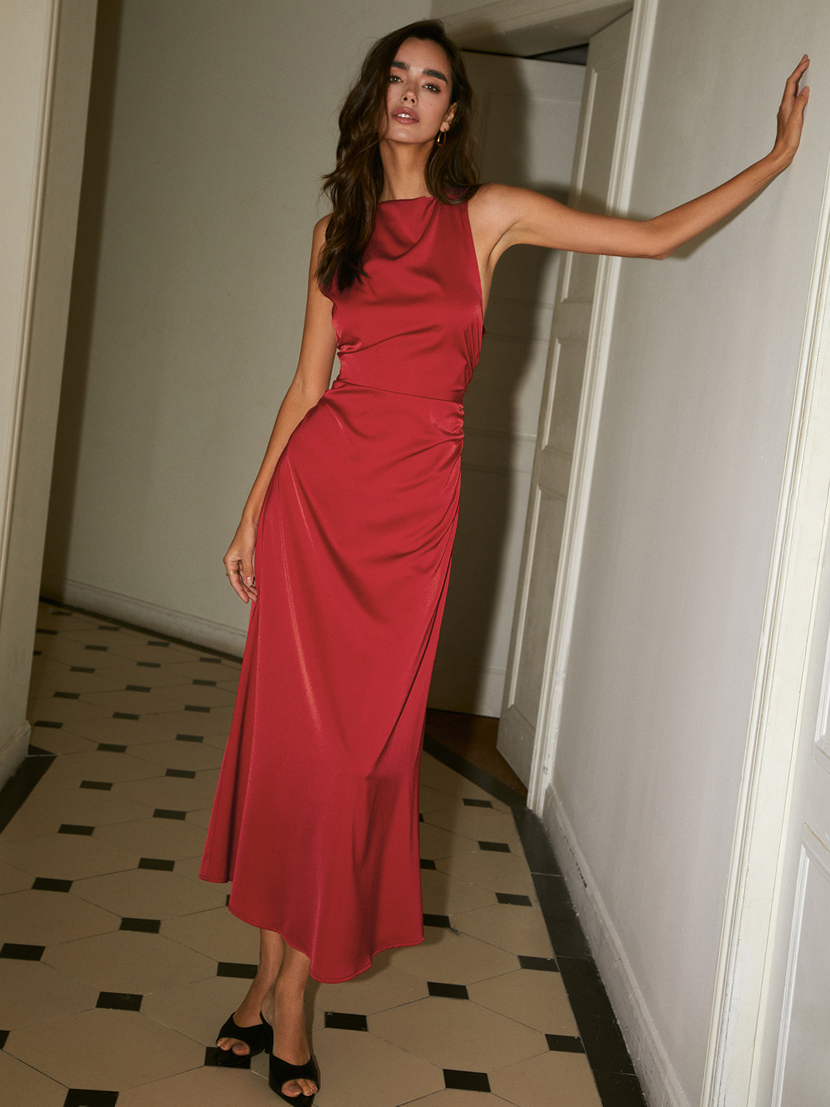LIVIA – Abito maxi in raso con scollo a cappuccio e schiena scoperta