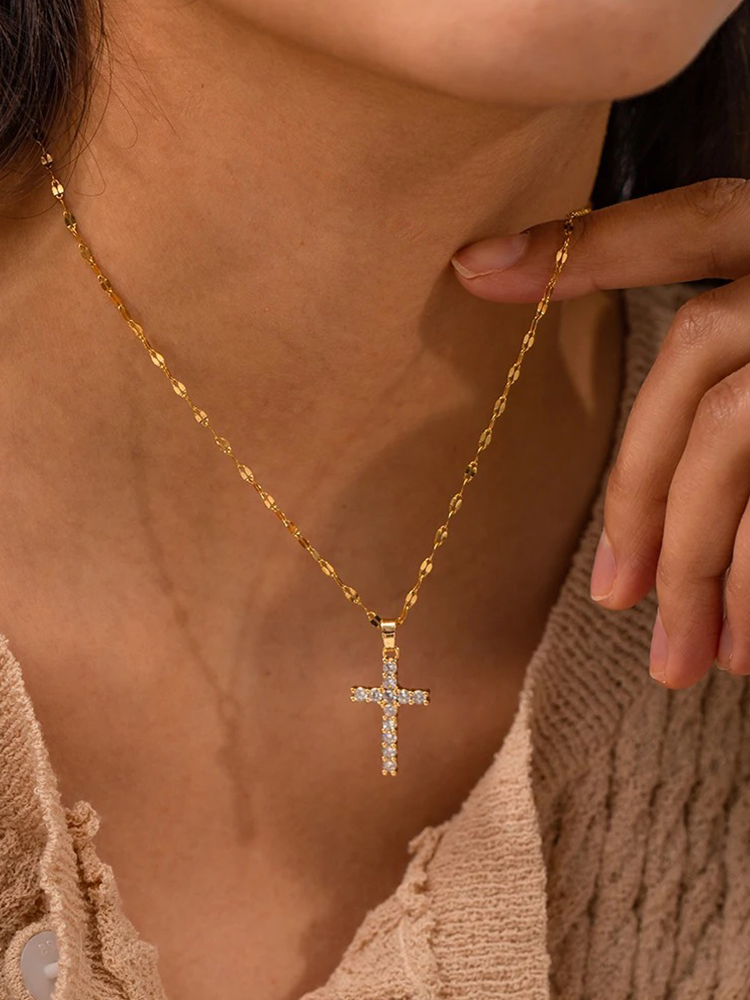 LIV - Collana con croce in zircone dorato per un look raffinato e alla moda
