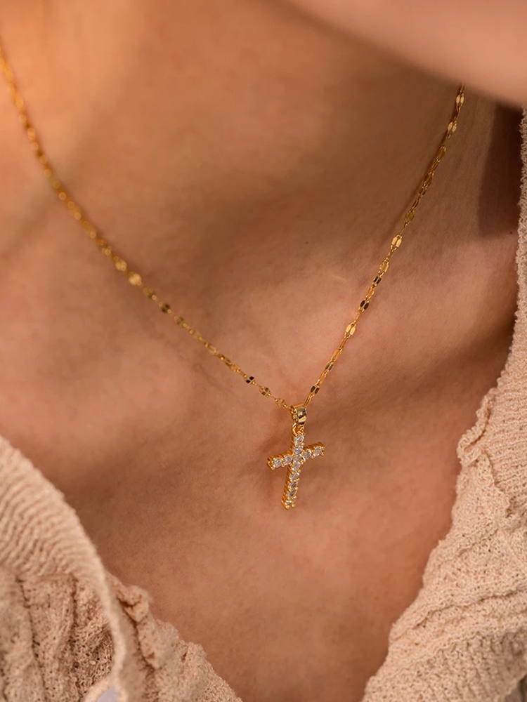 LIV - Collana con croce in zircone dorato per un look raffinato e alla moda