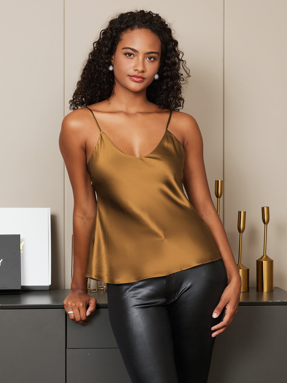 Luxe Canottiera in Seta con Spalline Sottili per un Look Sensuale