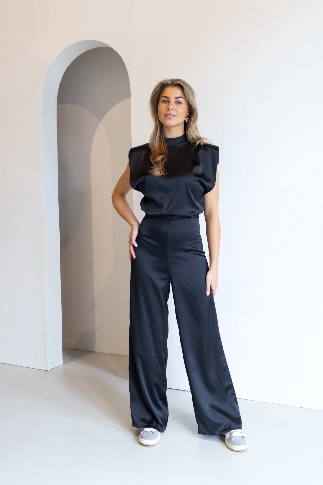 SELENE – Mono de satén para mujer con espalda abierta | Elegante, cómodo y festivo