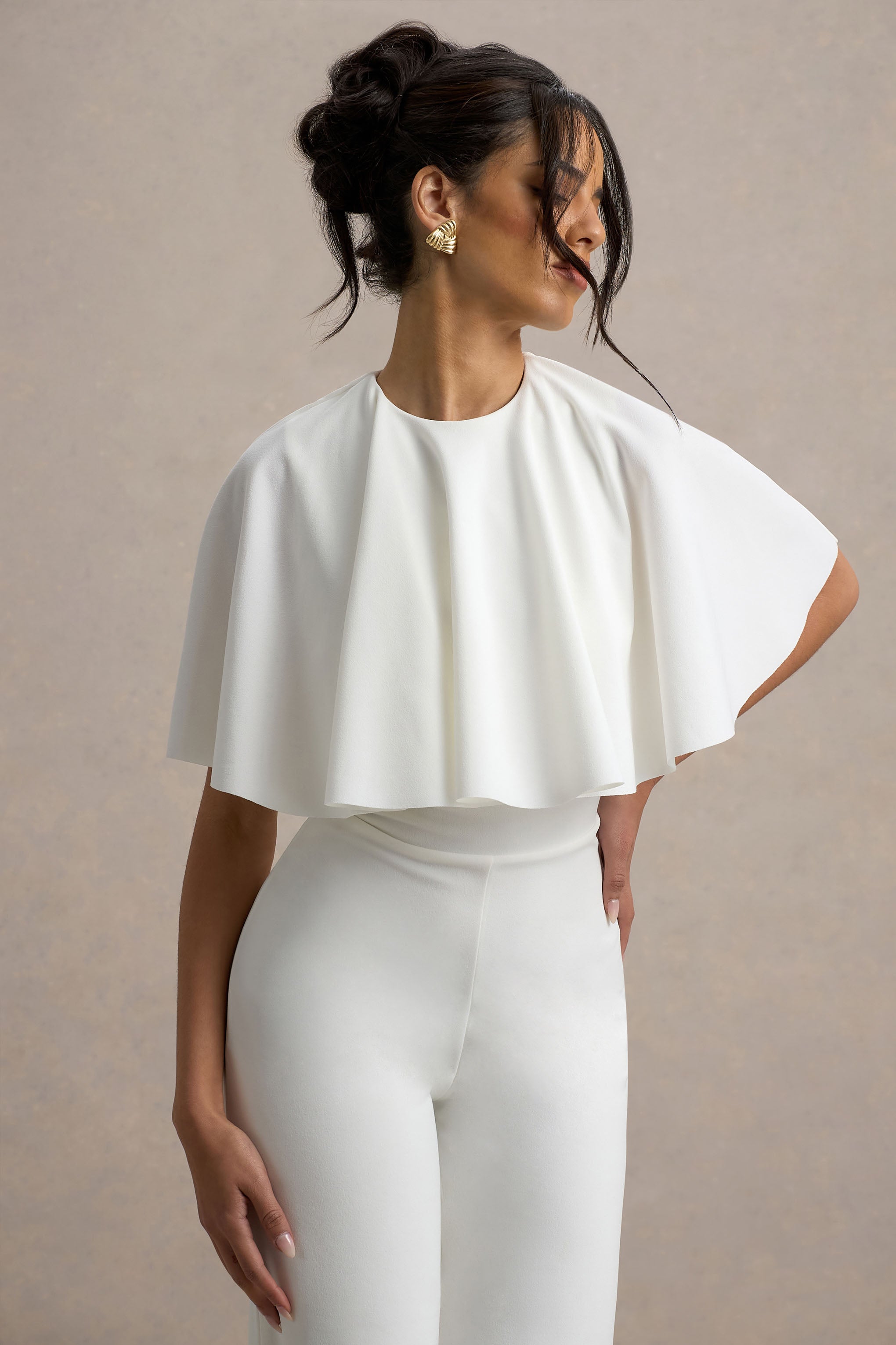 LUNARA – Elegante tuta bianca con mantella