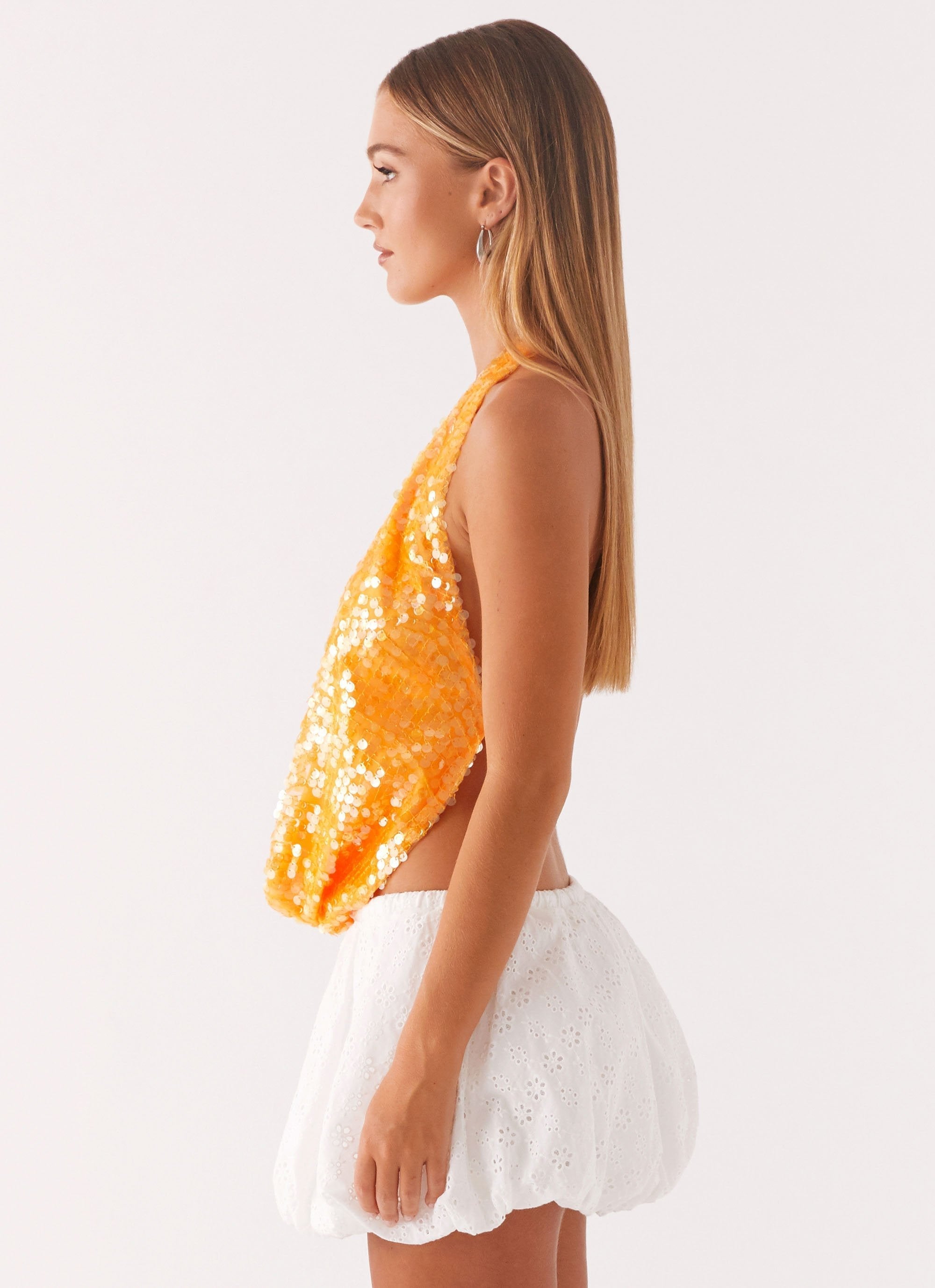 Dames Haltertop met Cowl-hals in Oranje - Flatterende Tops Dames voor Een Stijlvolle Avond-3