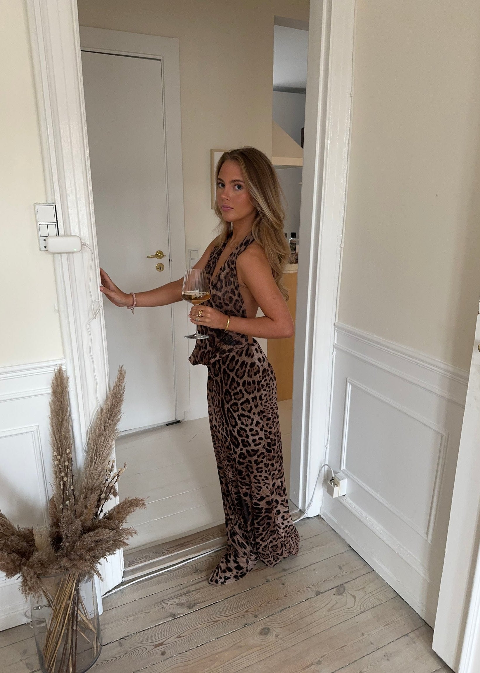 AURELIA – Maxi abito con stampa leopardata e schiena scoperta | Sexy, elegante e pronto per la festa